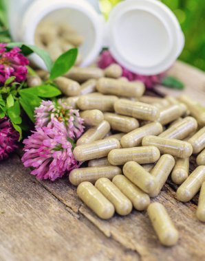 Kırmızı Yonca Özütü ve İlaveleri. Seçici Odaklanma. Doğa.