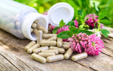 Kırmızı Yonca Özütü ve İlaveleri. Seçici Odaklanma. Doğa.