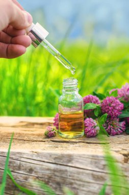 Kırmızı Yonca Özütü ve İlaveleri. Seçici Odaklanma. Doğa.