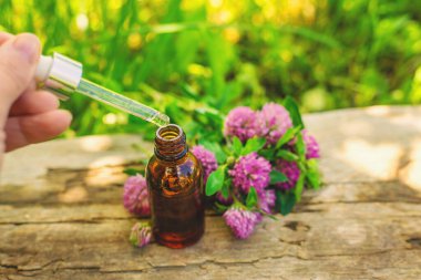 Kırmızı Yonca Özütü ve İlaveleri. Seçici Odaklanma. Doğa.