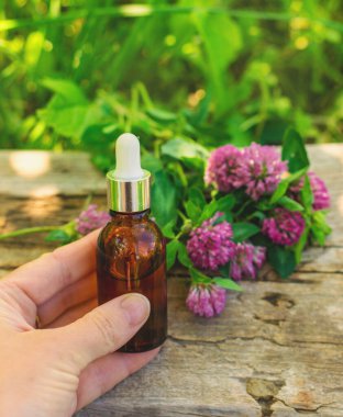 Kırmızı Yonca Özütü ve İlaveleri. Seçici Odaklanma. Doğa.