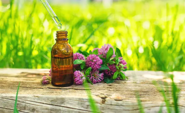 Kırmızı Yonca Özütü ve İlaveleri. Seçici Odaklanma. Doğa.