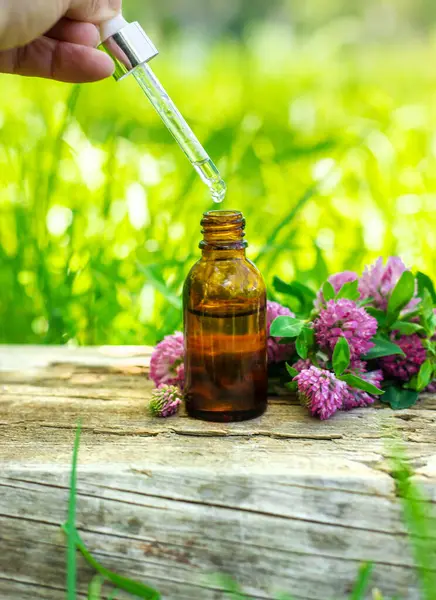 Kırmızı Yonca Özütü ve İlaveleri. Seçici Odaklanma. Doğa.