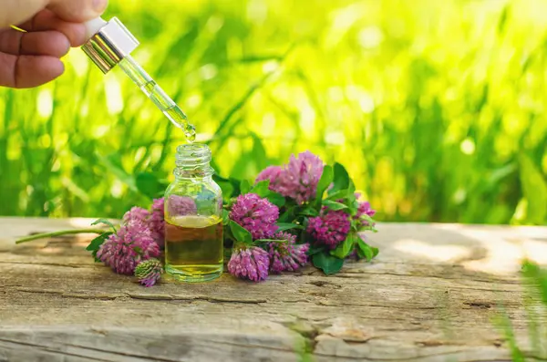 Kırmızı Yonca Özütü ve İlaveleri. Seçici Odaklanma. Doğa.