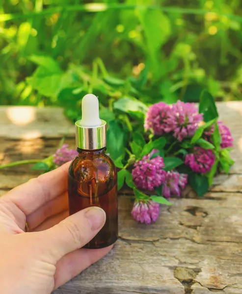 Kırmızı Yonca Özütü ve İlaveleri. Seçici Odaklanma. Doğa.