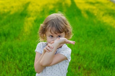 Uğur böceğiyle oynayan çocuk. Seçici odaklanma. Çocuk.
