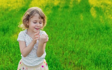 Uğur böceğiyle oynayan çocuk. Seçici odaklanma. Çocuk.