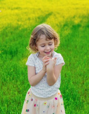 Uğur böceğiyle oynayan çocuk. Seçici odaklanma. Çocuk.
