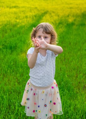 Uğur böceğiyle oynayan çocuk. Seçici odaklanma. Çocuk.