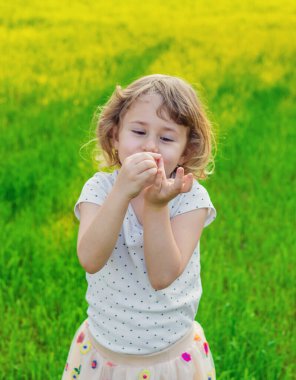 Uğur böceğiyle oynayan çocuk. Seçici odaklanma. Çocuk.