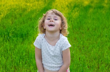 Uğur böceğiyle oynayan çocuk. Seçici odaklanma. Çocuk.