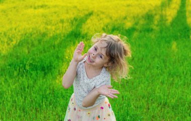 Uğur böceğiyle oynayan çocuk. Seçici odaklanma. Çocuk.