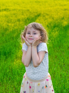 Uğur böceğiyle oynayan çocuk. Seçici odaklanma. Çocuk.