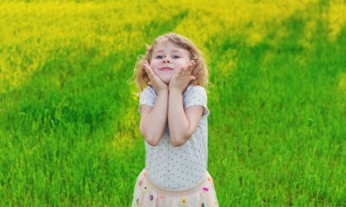 Uğur böceğiyle oynayan çocuk. Seçici odaklanma. Çocuk.