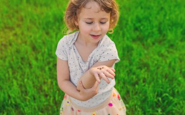 Uğur böceğiyle oynayan çocuk. Seçici odaklanma. Çocuk.