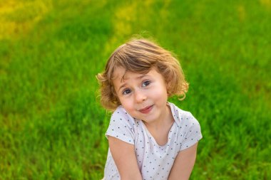 Çimlerin üzerinde bir çocuğun portresi. Seçici odaklanma. çocuk.