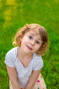 Çimlerin üzerinde bir çocuğun portresi. Seçici odaklanma. çocuk.