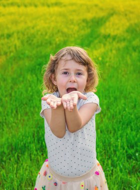 Çocuk öpücük yolluyor. Seçici odaklanma. Çocuk.