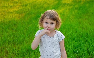 Çocuk burnunu karıştırıyor. Seçici odaklanma. çocuk.