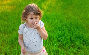 Çocuk burnunu karıştırıyor. Seçici odaklanma. çocuk.