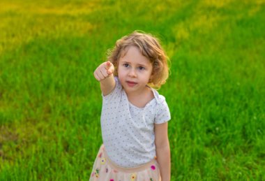 Çocuk doğayı işaret ediyor. Seçici odaklanma. çocuk.