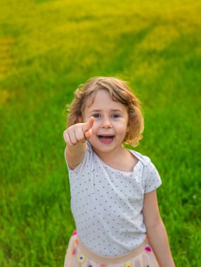 Çocuk doğayı işaret ediyor. Seçici odaklanma. çocuk.