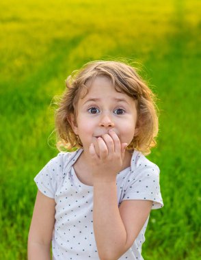 Çocuk burnunu karıştırıyor. Seçici odaklanma. çocuk.