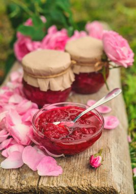 Bahçede gül yaprağı reçeli. Seçici odaklanma. Doğa.