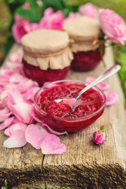 Bahçede gül yaprağı reçeli. Seçici odaklanma. Doğa.