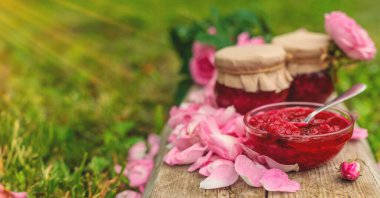 Bahçede gül yaprağı reçeli. Seçici odaklanma. Doğa.