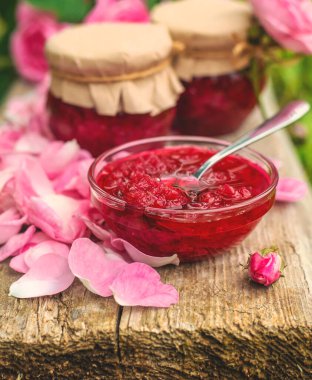 Bahçede gül yaprağı reçeli. Seçici odaklanma. Doğa.