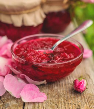 Bahçede gül yaprağı reçeli. Seçici odaklanma. Doğa.