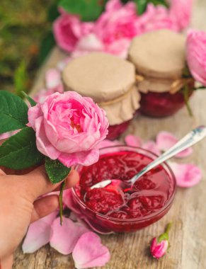 Bahçede gül yaprağı reçeli. Seçici odaklanma. Doğa.