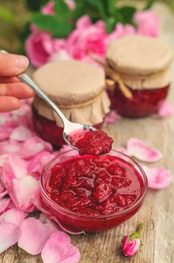 Bahçede gül yaprağı reçeli. Seçici odaklanma. Doğa.