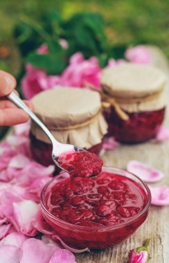 Bahçede gül yaprağı reçeli. Seçici odaklanma. Doğa.