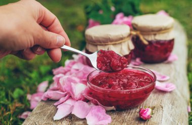 Bahçede gül yaprağı reçeli. Seçici odaklanma. Doğa.