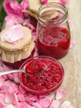 Bahçede gül yaprağı reçeli. Seçici odaklanma. Doğa.