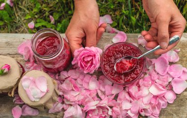 Bahçede gül yaprağı reçeli. Seçici odaklanma. Doğa.