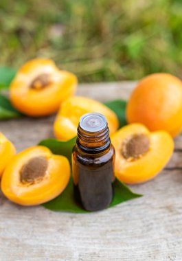 Kayısı yağı şişede. Seçici odaklanma. Yiyecek..