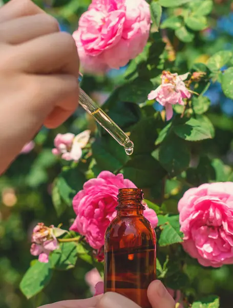 Şişede gül yağı var. Seçici odaklanma. Spa.