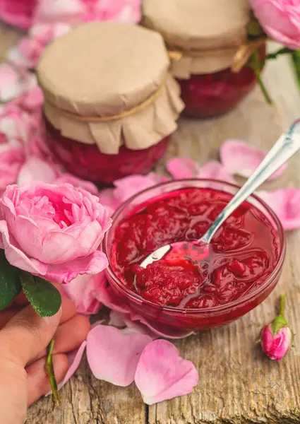 Bahçede gül yaprağı reçeli. Seçici odaklanma. Doğa.