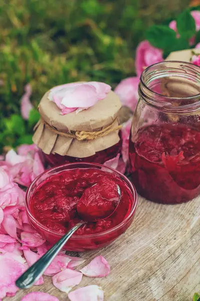 Bahçede gül yaprağı reçeli. Seçici odaklanma. Doğa.