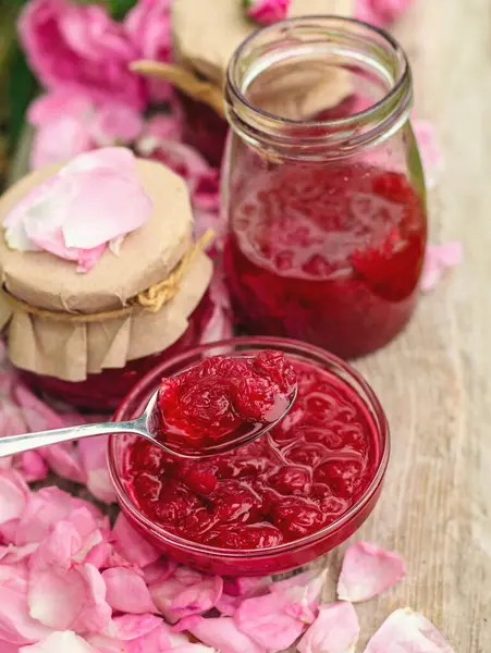 Bahçede gül yaprağı reçeli. Seçici odaklanma. Doğa.