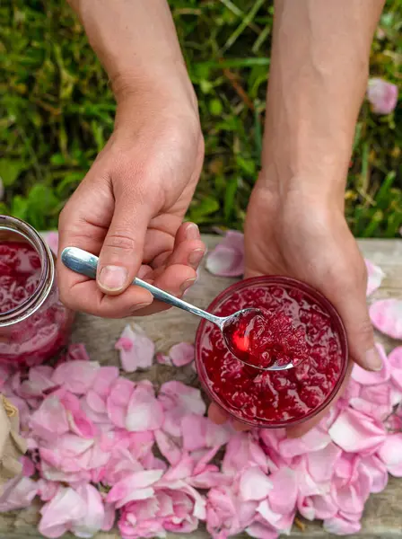 Bahçede gül yaprağı reçeli. Seçici odaklanma. Doğa.
