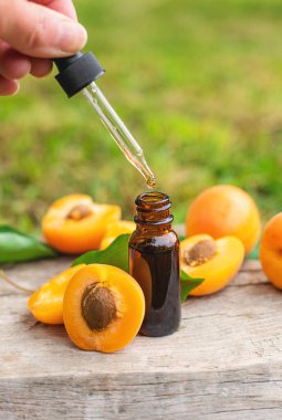 Kayısı yağı şişede. Seçici odaklanma. Yiyecek..