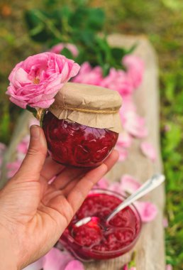 Bahçede gül yaprağı reçeli. Seçici odaklanma. Doğa.