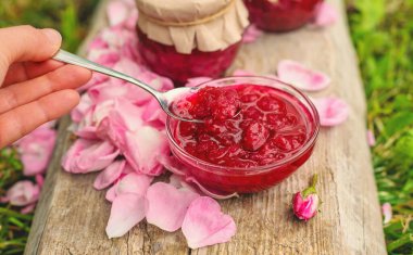 Bahçede gül yaprağı reçeli. Seçici odaklanma. Doğa.