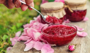 Bahçede gül yaprağı reçeli. Seçici odaklanma. Doğa.