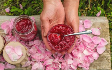 Bahçede gül yaprağı reçeli. Seçici odaklanma. Doğa.