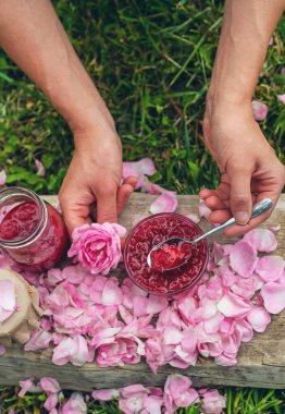 Bahçede gül yaprağı reçeli. Seçici odaklanma. Doğa.